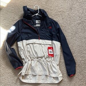 NWT The North Face Women’s Navy and Cream Windbreaker Fanorak